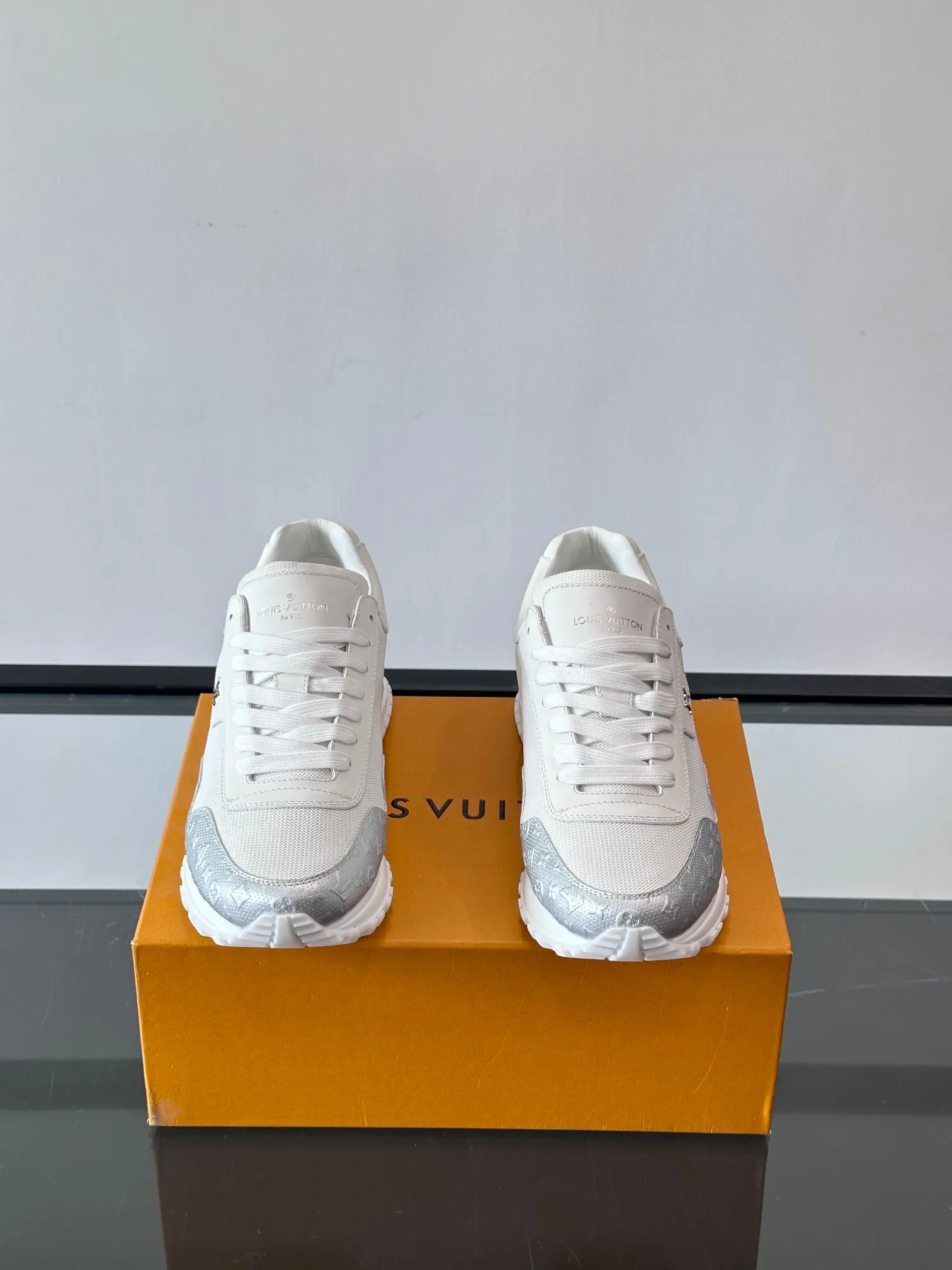 Men's Men's Shoes 💰500 [New Style] 🐡🐡LV🆕RUN AWAY sneakers, this Run Away sneaker is made of first-layer cowhide leather and breathable original material. The wedge-shaped rubber outsole continues the running shoe design, embellished with Monogram flowers, the L V letter is marked on the tongue, and the Louis Vuitton Paris logo is embellished on the back. Paired with brand logo cotton feet, the mesh lining and heel are spliced ​​and wrapped in cowhide, making the upper foot comfortable and breathable! size: 39-44 (38.45.46 customized)